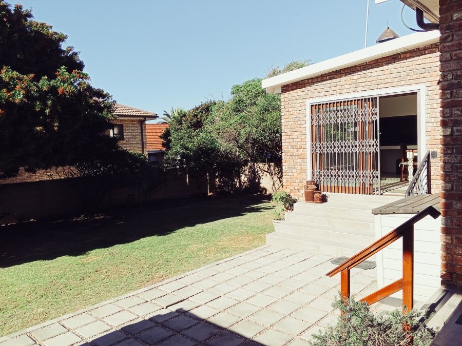 6 Bedroom Property for Sale in Bayview Western Cape